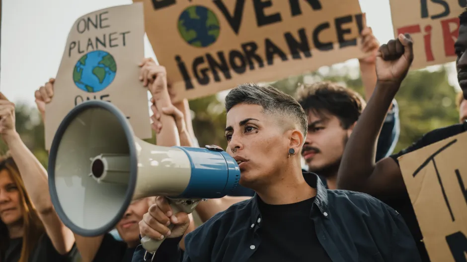 Eine Demonstrantin bei einer Klimaschutzdemonstration.
